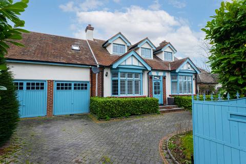 4 bedroom detached house for sale, Bournes Green Chase, Southend-on-sea, SS3