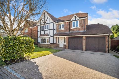 5 bedroom detached house to rent, Foxon Close, Caterham CR3