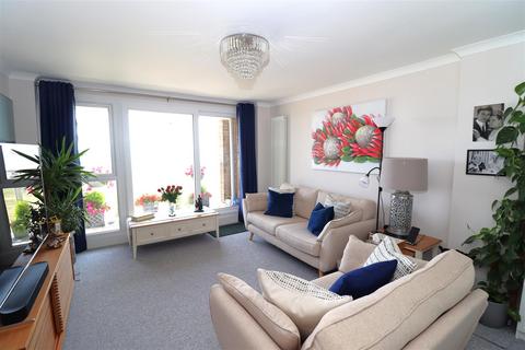 2 bedroom flat to rent, Sutton Place, Bexhill-On-Sea