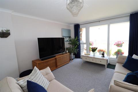 2 bedroom flat to rent, Sutton Place, Bexhill-On-Sea