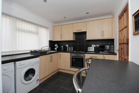 3 bedroom end of terrace house to rent, 22 Vicarage Court