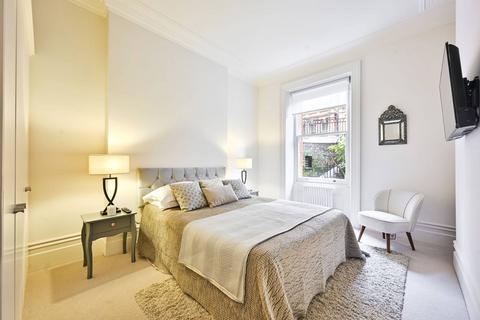 3 bedroom flat for sale, Earls Court Square, Earls Court, London, SW5