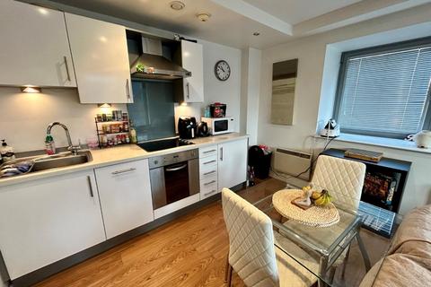 2 bedroom flat to rent, Basilica, Leeds