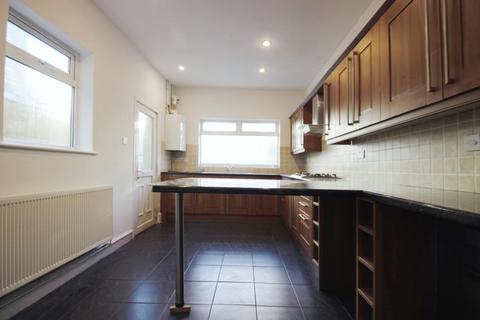 3 bedroom terraced house to rent, Carrington Road, Bristol BS3