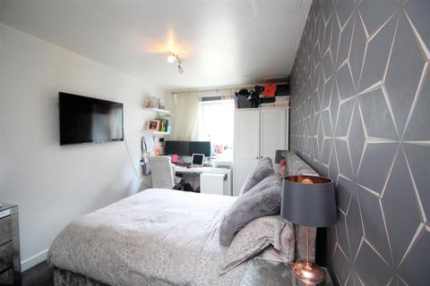 2 bedroom flat for sale, Hawker Place, London