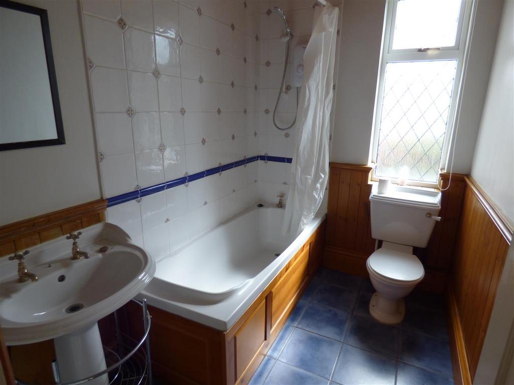 62 Cornel Road, bathroom.JPG