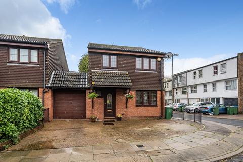 4 bedroom link detached house to rent, St Michaels Close Erith DA18