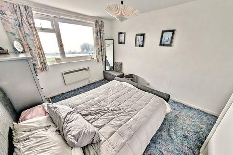 2 bedroom flat for sale, East Cliff