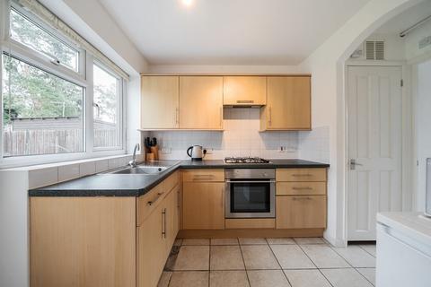 2 bedroom flat for sale, Pondfield Road, Godalming GU7