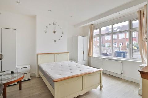 3 bedroom terraced house to rent, Elm Walk, London