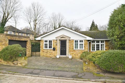 2 bedroom bungalow for sale, Arlington Close, East Twickenham TW1