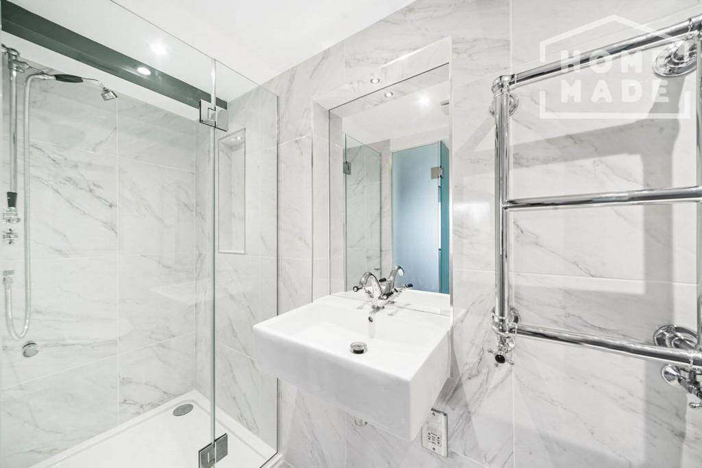 WEB Photo 1 Printers Mews Bathroom17404804421740...