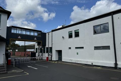 Industrial unit to rent, Millstone Point, Lower William Street, Southampton, SO14 5QE