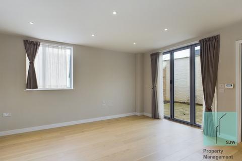 2 bedroom townhouse to rent, Provender Mews, London W7