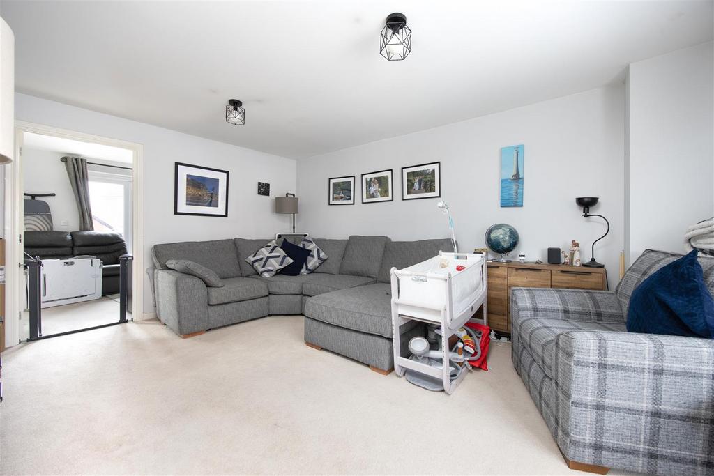 102 Ferris Way Trowbridge BA14 7 GX  (5).jpg