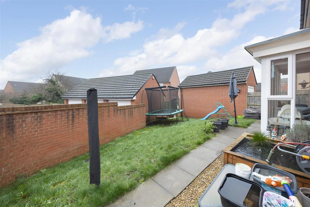 102 Ferris Way Trowbridge BA14 7 GX  (23).jpg