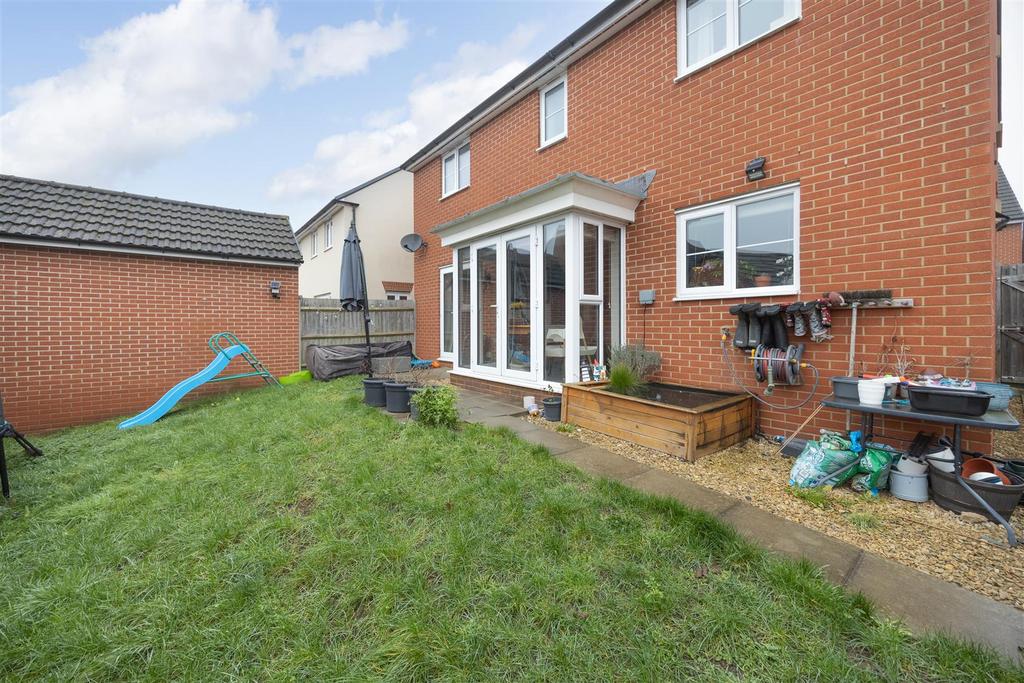 102 Ferris Way Trowbridge BA14 7 GX  (24).jpg