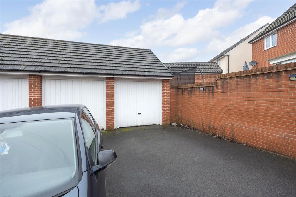 102 Ferris Way Trowbridge BA14 7 GX  (27).jpg