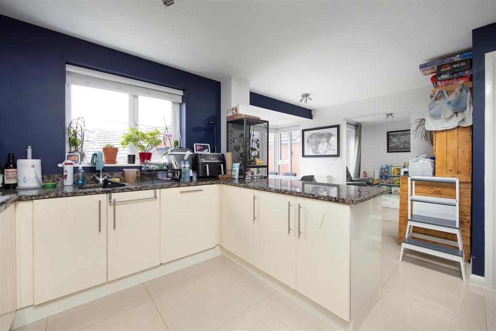 102 Ferris Way Trowbridge BA14 7 GX  (8).jpg