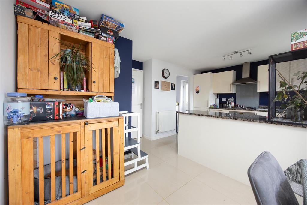 102 Ferris Way Trowbridge BA14 7 GX  (10).jpg