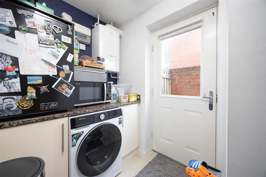 102 Ferris Way Trowbridge BA14 7 GX  (12).jpg