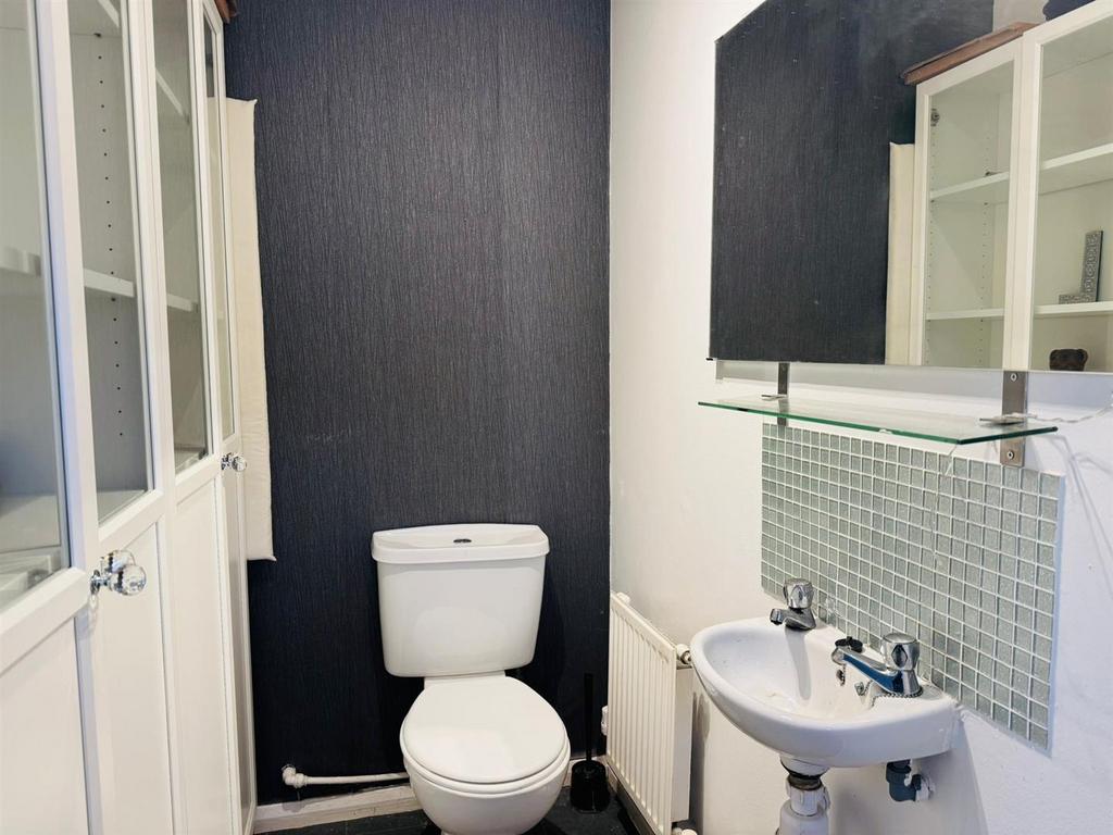 Cloakroom/wc