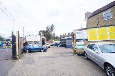 Property to rent, Lincoln Road, Enfield