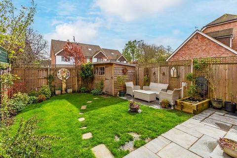 1 Holly Close, Brockham, Betchworth, RH3 7DD