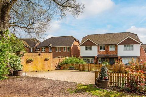 1 Holly Close, Brockham, Betchworth, RH3 7DD