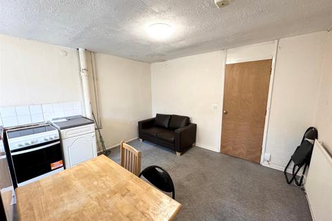 3 bedroom terraced house to rent, Heritage Close, Uxbridge,