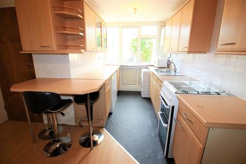 3 bedroom terraced house to rent, Barchester Close, Uxbridge,