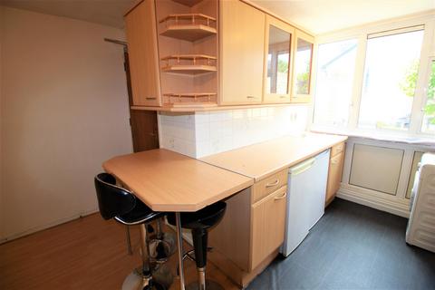 3 bedroom terraced house to rent, Barchester Close, Uxbridge,