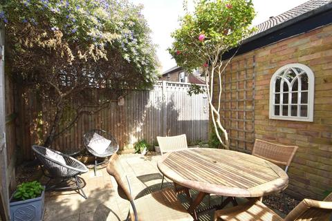 1 Springfield Lane, Weybridge, KT13 8AW