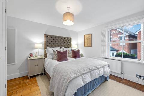 1 Springfield Lane, Weybridge, KT13 8AW