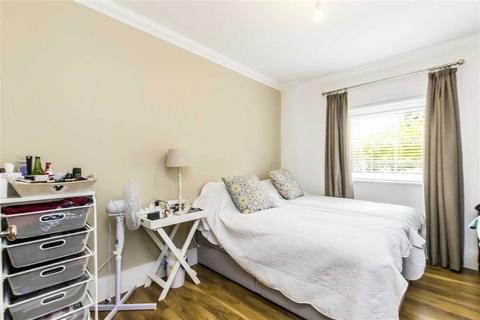 2 bedroom flat to rent, Manor Road, Teddington TW11