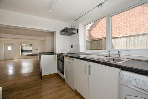 2 bedroom terraced house to rent, Brady Street, Boston