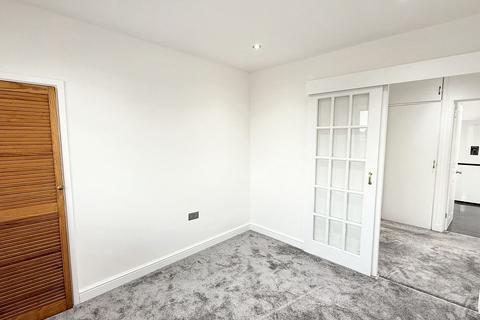 1 bedroom in a flat share to rent, Edwards Avenue, Ruislip HA4