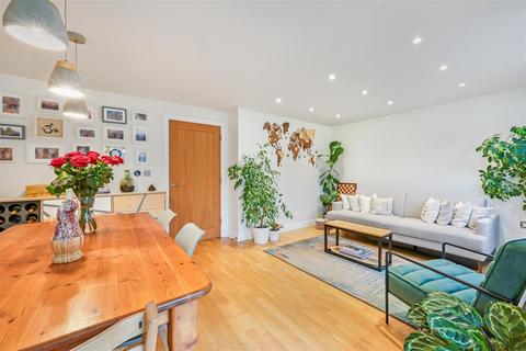 1 Oak Glade, Epsom, KT19 8ND