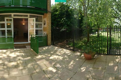 2 bedroom ground floor flat for sale, Onega Gate, London, SE16