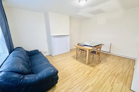 3 bedroom end of terrace house to rent, Camrose Avenue, Edgware