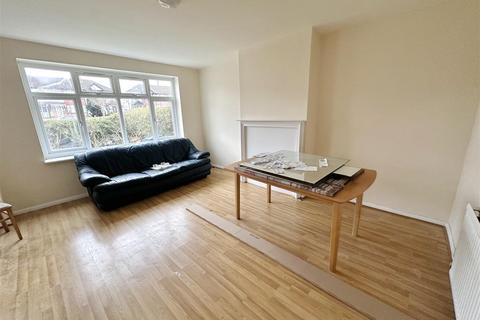 3 bedroom end of terrace house to rent, Camrose Avenue, Edgware