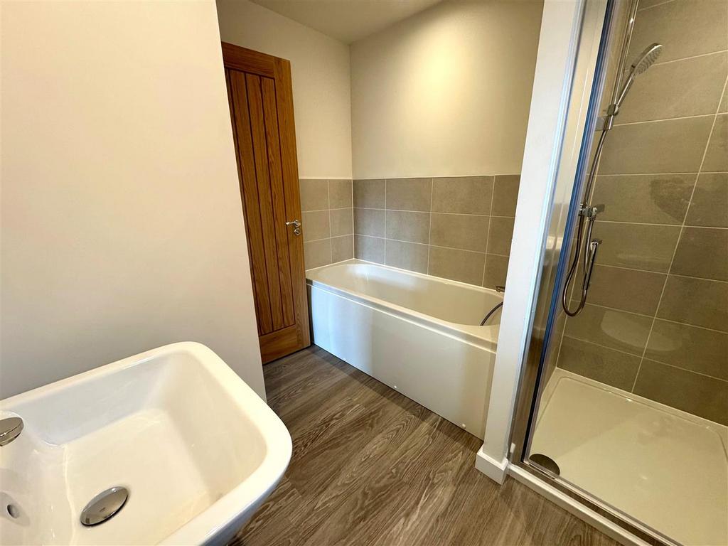 Bathroom 2.jpg