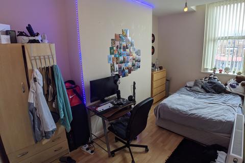 2 bedroom flat to rent, Wilmslow Road, Manchester M20