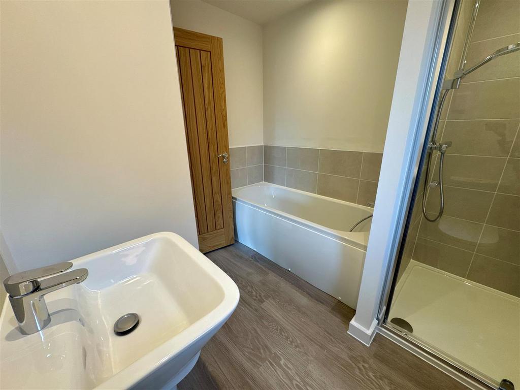 Bathroom 1.jpg