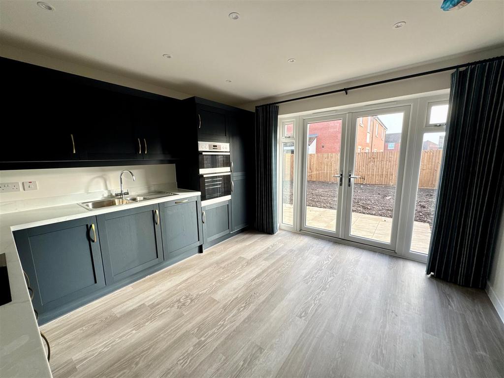 Kitchen 1.jpg