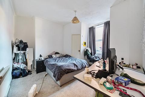 1 Claremont View, Leeds, LS3 1AU