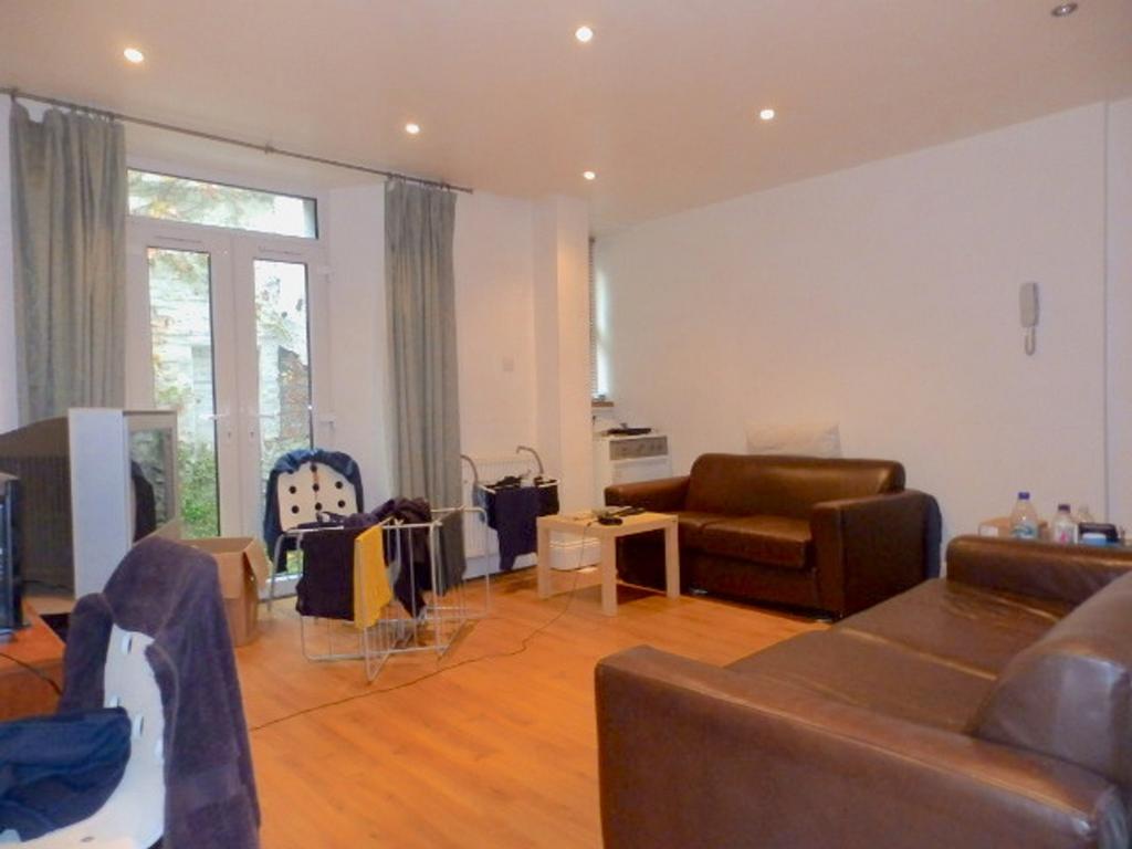A spacious and inviting large modern living roo...
