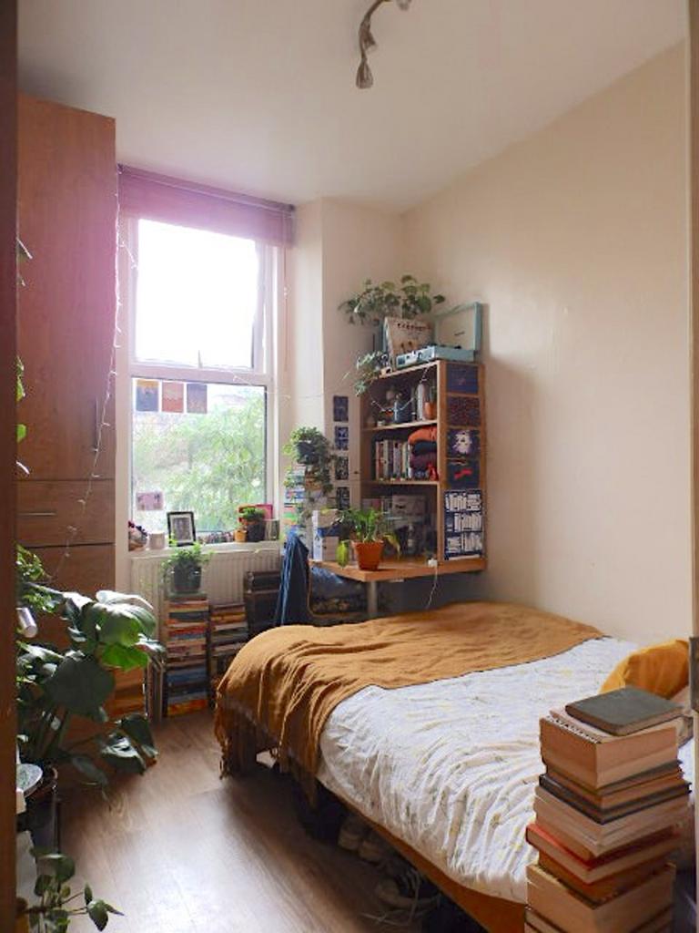 A cozy and inviting double bedroom filled with ...