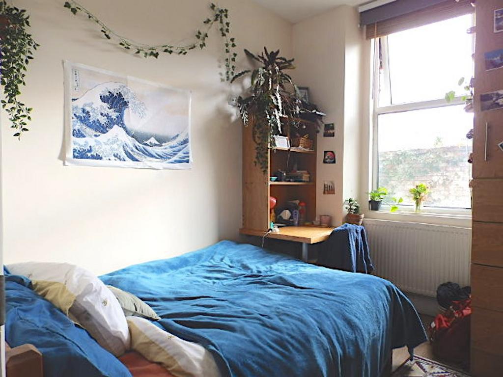 A cozy and inviting double bedroom filled with ...
