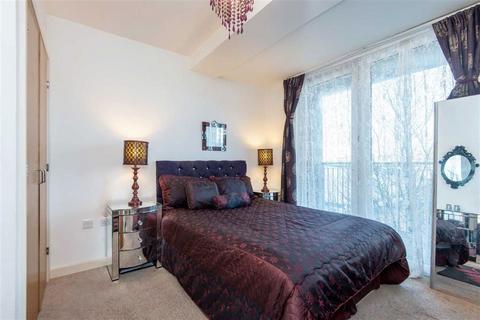 4 bedroom flat for sale, Bishops Way, London E2